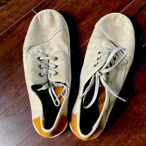 Tom’s Youth canvas sneakers -size Y6